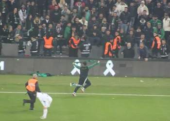 Sahaya atlayıp Kocaelispor tribününe Sakaryaspor atkısı açınca ortalık karıştı