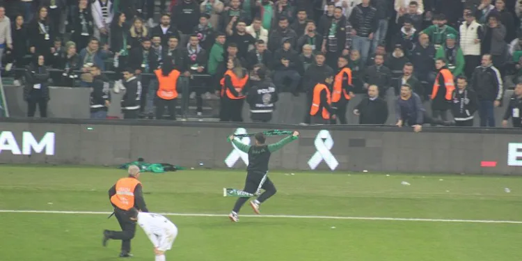 Sahaya atlayıp Kocaelispor tribününe Sakaryaspor atkısı açınca ortalık karıştı