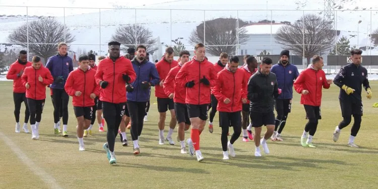DG Sivasspor Teknik Direktörü Rıza Çalımbay: “Üzücü bir lig olacak”