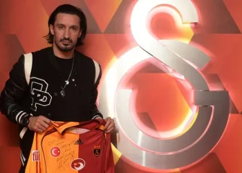 Hasan Kabze, depremzedeler için formasını bağışladı