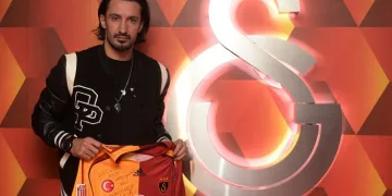 Hasan Kabze, depremzedeler için formasını bağışladı