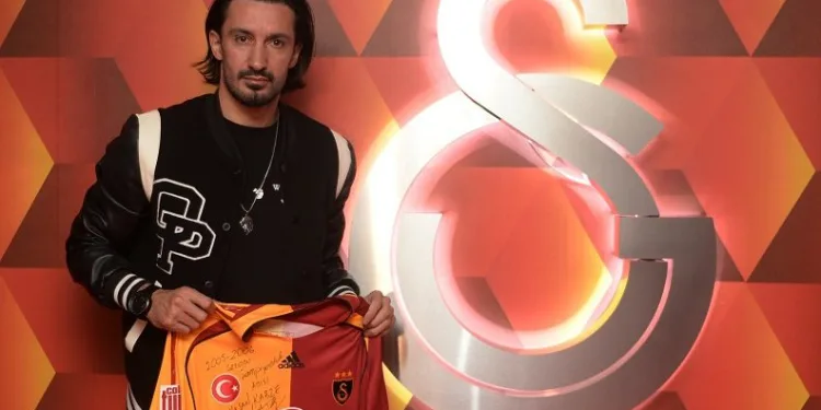 Hasan Kabze, depremzedeler için formasını bağışladı