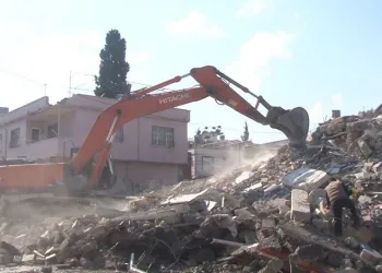Osmaniye’de enkaz kaldırma çalışmaları sürüyor