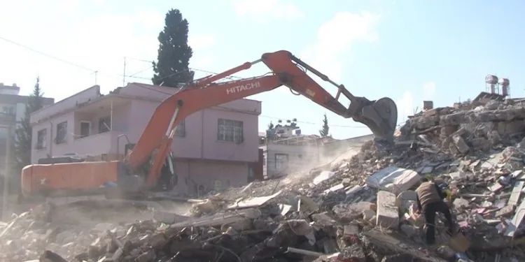 Osmaniye’de enkaz kaldırma çalışmaları sürüyor