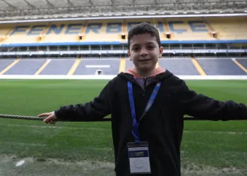 Fenerbahçe, depremzede Kuzey Koşar ve ailesini Ülker Stadı’nda ağırladı
