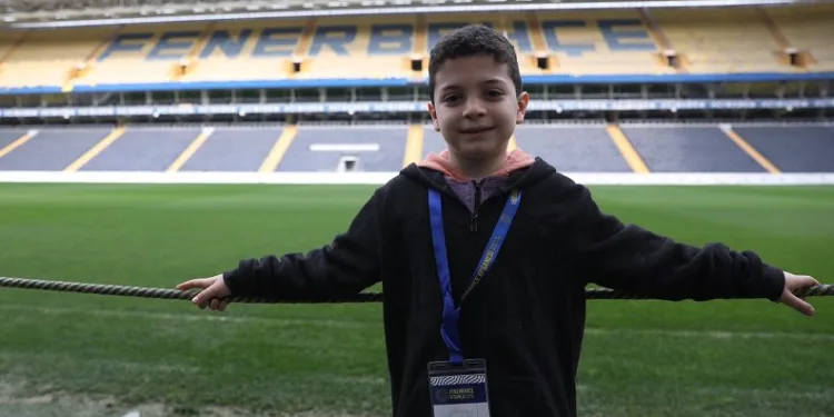 Fenerbahçe, depremzede Kuzey Koşar ve ailesini Ülker Stadı’nda ağırladı