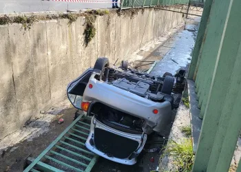 Otomobil dereye uçtu: 3 yaralı