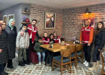 Depremzede Zeynep’e sürpriz doğum günü