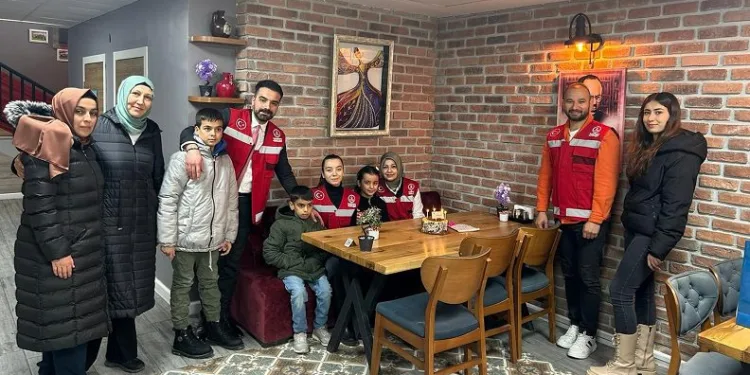 Depremzede Zeynep’e sürpriz doğum günü