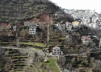Yamaçtan kopan dev kaya iki evin arasından geçti