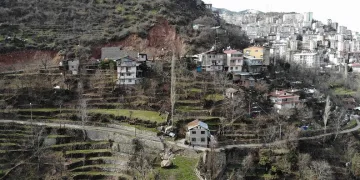Yamaçtan kopan dev kaya iki evin arasından geçti