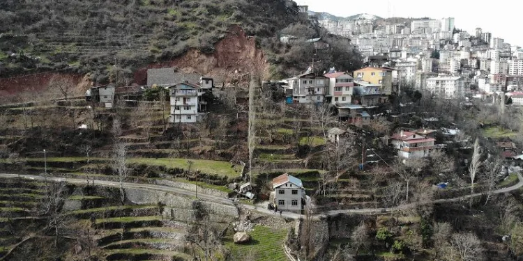 Yamaçtan kopan dev kaya iki evin arasından geçti