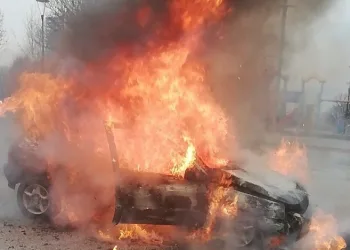 Seyir halindeki otomobil alev alev yandı