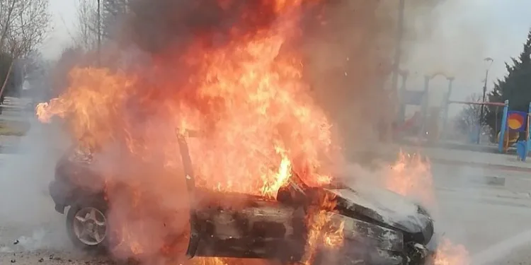Seyir halindeki otomobil alev alev yandı