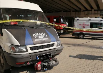 Manisa’da minibüs motosiklete çarptı: 1 ölü