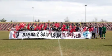 Belediye Kütahyaspor ve Uşakspor depremzedeler için sahaya indi
