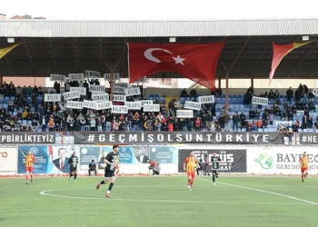 Depremzedeler yararına oynanan dostluk maçında 700 bin TL hasılat elde edildi