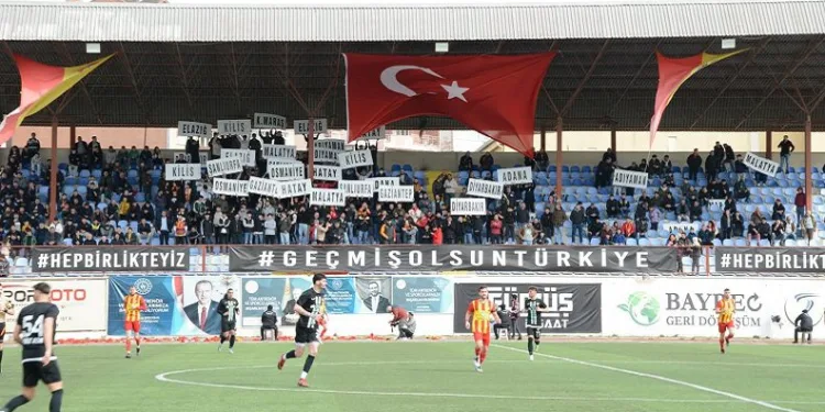 Depremzedeler yararına oynanan dostluk maçında 700 bin TL hasılat elde edildi