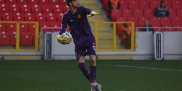 Göztepe’nin 2002 doğumlu kalecisi Arda Özçimen güven veriyor