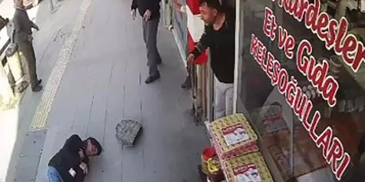 Üstüne asfalt parçası düştü
