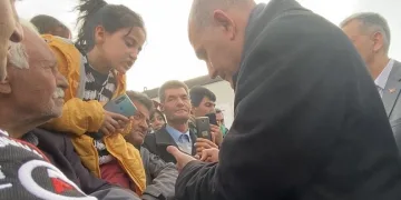 Kumbarasını Bakan Soylu’ya teslim etti