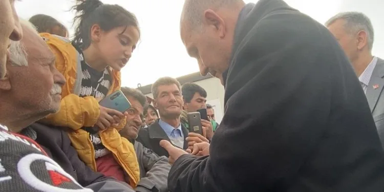 Kumbarasını Bakan Soylu’ya teslim etti