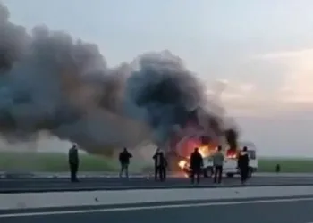 Seyir halindeki minibüs alev alev yandı