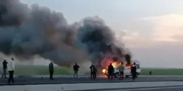 Seyir halindeki minibüs alev alev yandı