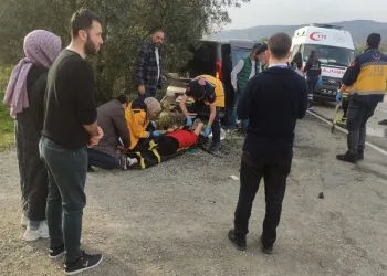 Bursa’da depremzedelerin bulunduğu araç kaza yaptı