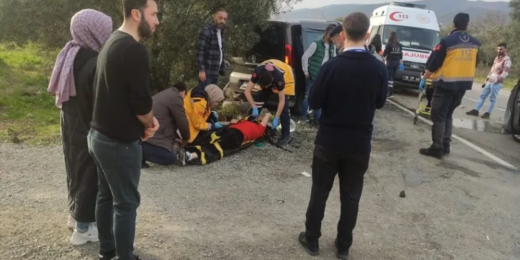 Bursa’da depremzedelerin bulunduğu araç kaza yaptı