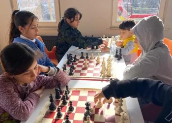 Depremzede gençlere satranç eğitimi
