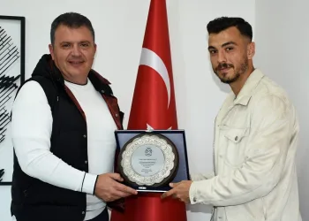 Manisa FK’dan Çağrı Giritlioğlu’na teşekkür plaketi