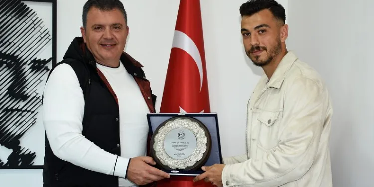 Manisa FK’dan Çağrı Giritlioğlu’na teşekkür plaketi