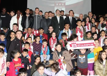 DG Sivasspor’da Rıza Çalımbay ve futbolcular depremzede çocuklarla buluştu