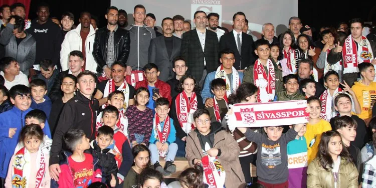 DG Sivasspor’da Rıza Çalımbay ve futbolcular depremzede çocuklarla buluştu