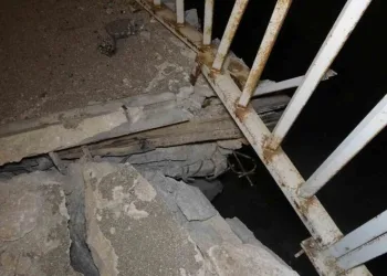Köprü 10 santimetre çökerek yoldan ayrıldı