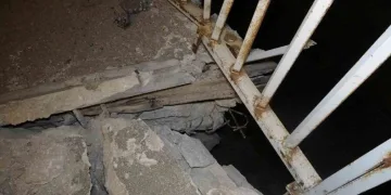 Köprü 10 santimetre çökerek yoldan ayrıldı