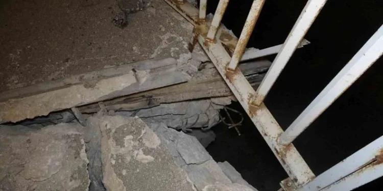 Köprü 10 santimetre çökerek yoldan ayrıldı
