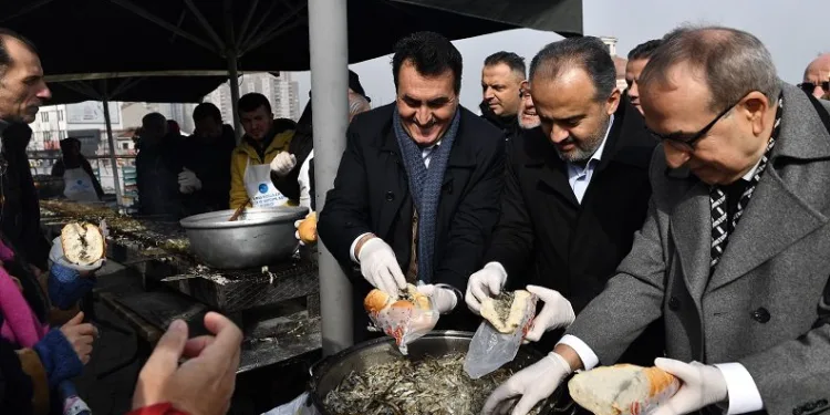 Osmangazi’de 1 tonluk hamsi festivali