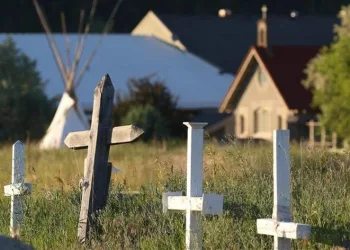 Kilise okulunun bahçesinde mezar bulundu