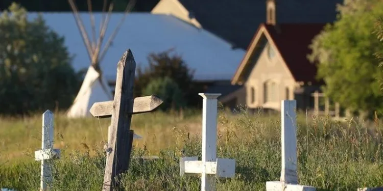 Kilise okulunun bahçesinde mezar bulundu