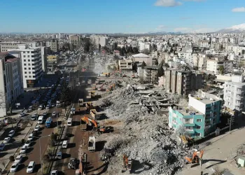 Enkaz çalışmaları tüm hızıyla sürüyor