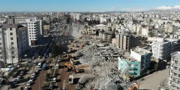 Enkaz çalışmaları tüm hızıyla sürüyor
