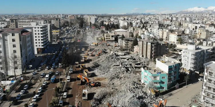 Enkaz çalışmaları tüm hızıyla sürüyor