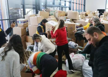 İzmir, depremzedeler için seferber oldu