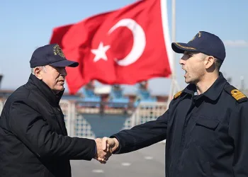 Bakan Akar, depremzedeleri ziyaret etti