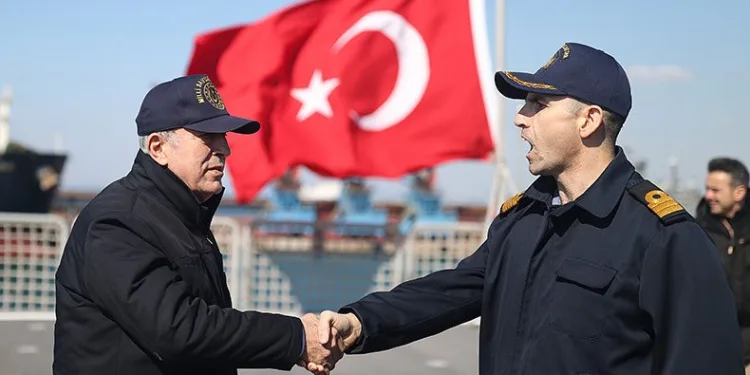 Bakan Akar, depremzedeleri ziyaret etti