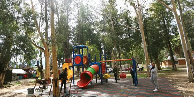 Depremzede çocuklar için oyun parkı