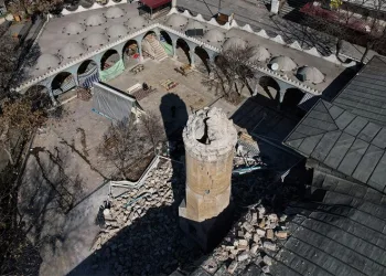 527 yıllık tarihi cami depremde hasar gördü