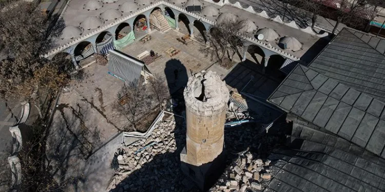 527 yıllık tarihi cami depremde hasar gördü